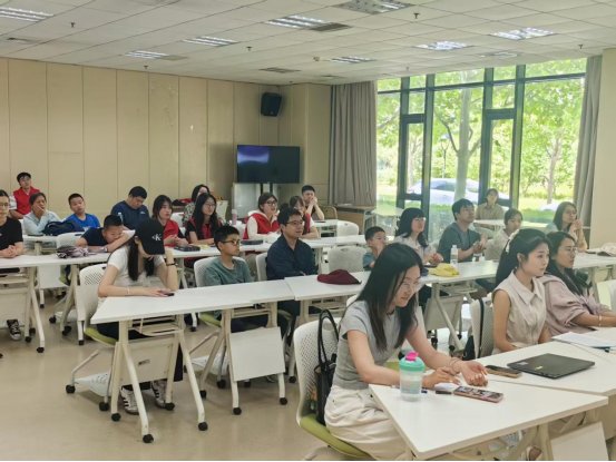 邀请社区家庭走进校园